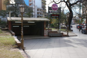 Línea_E,_boca_de_subte_en_estación_Emilio_Mitre_(Buenos_Aires,_septiembre_2008)
